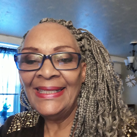 Meet your Posher, Cynthia - Picture 1 of 1